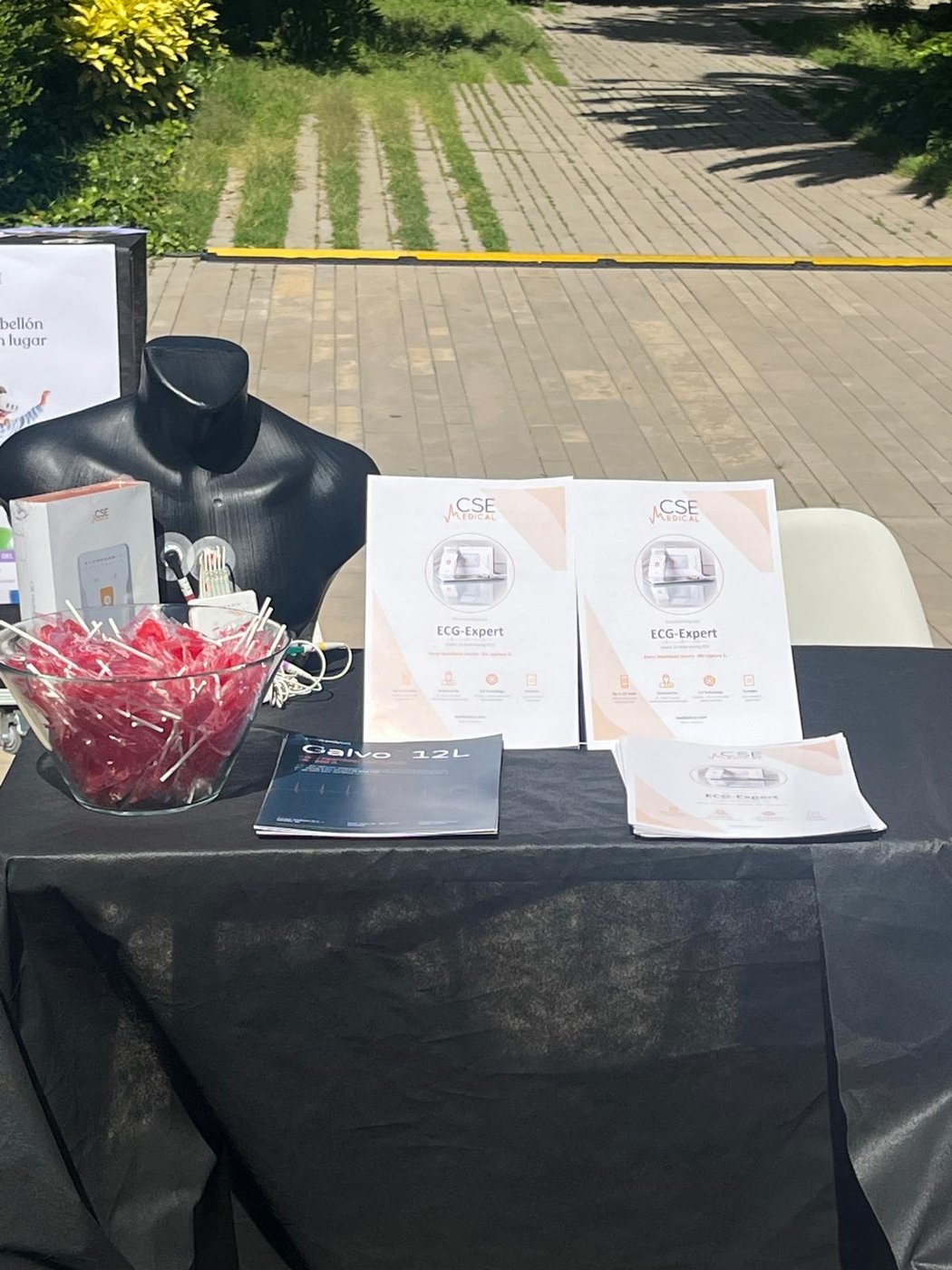 Stand de MedicalCSE con el electrocardi&oacute;grafo ECG-Expert y folletos de 12 derivaciones